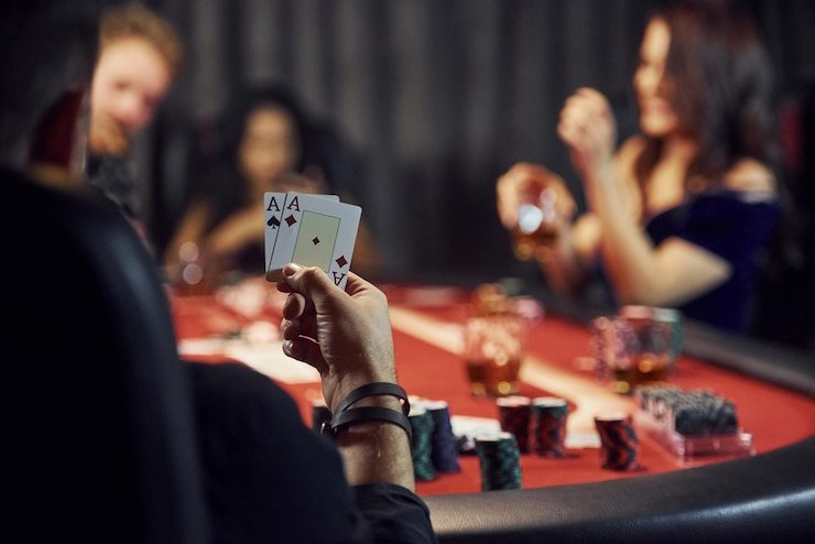 Dealer siap melakukan spin roulette Dealer bonanzaslot menyiapkan roda roulette untuk putaran berikutnya